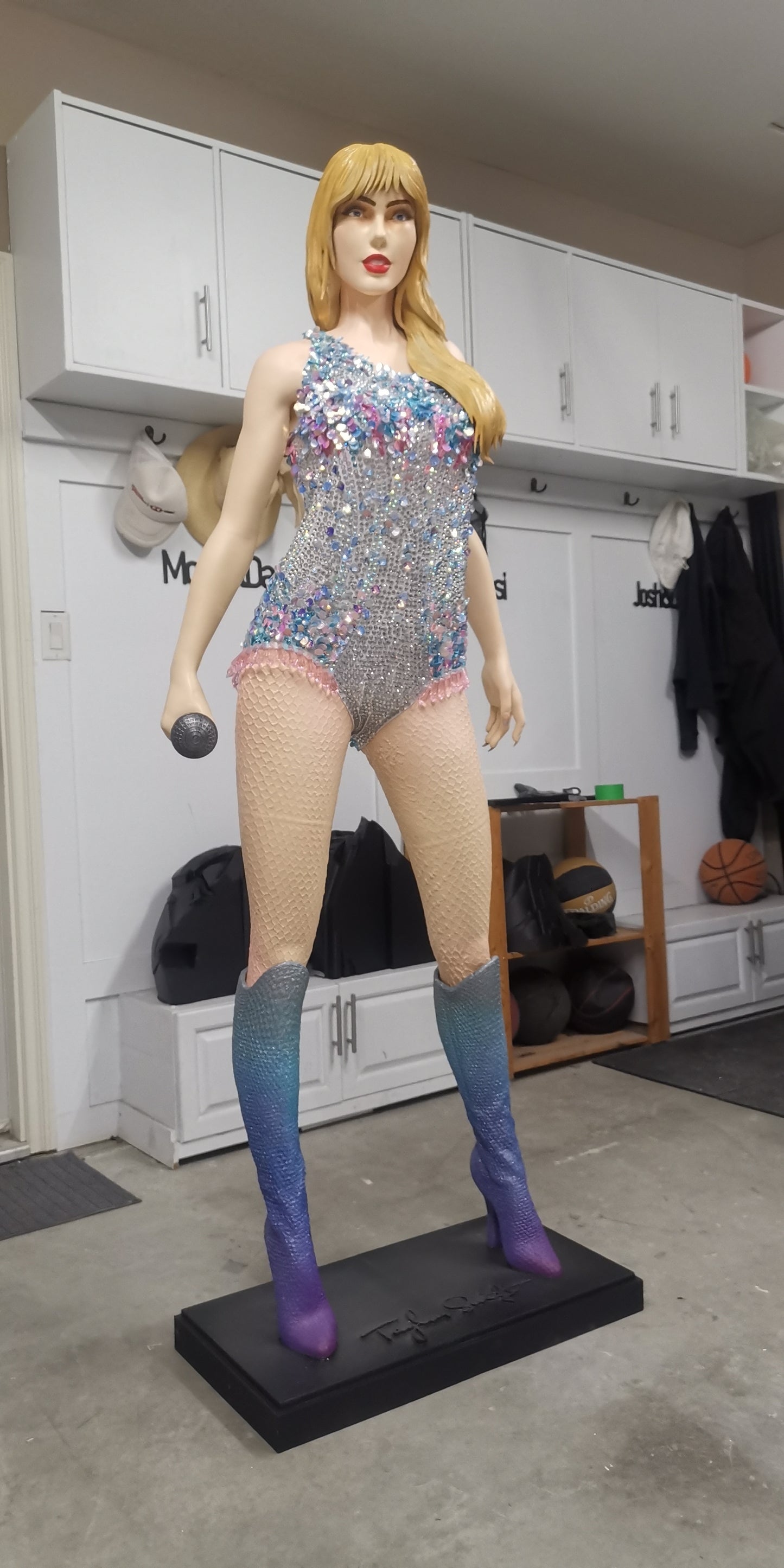 Swifties, this one’s for you!
Introducing our lifesize fan art statue of Taylor Swift – the ultimate tribute to the queen of pop!