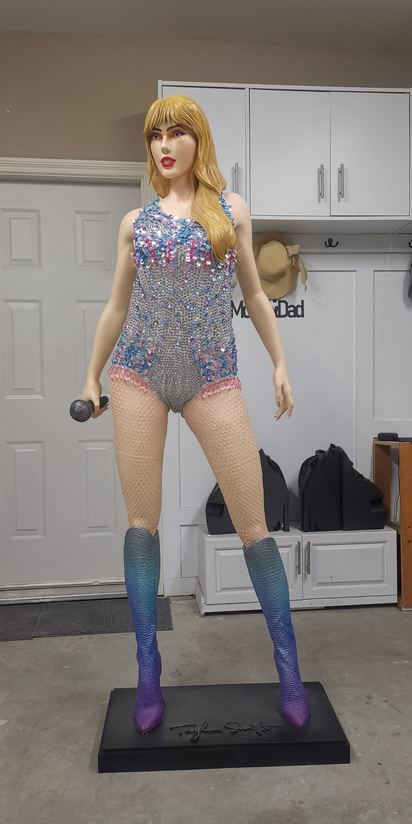 Swifties, this one’s for you!
Introducing our lifesize fan art statue of Taylor Swift – the ultimate tribute to the queen of pop!