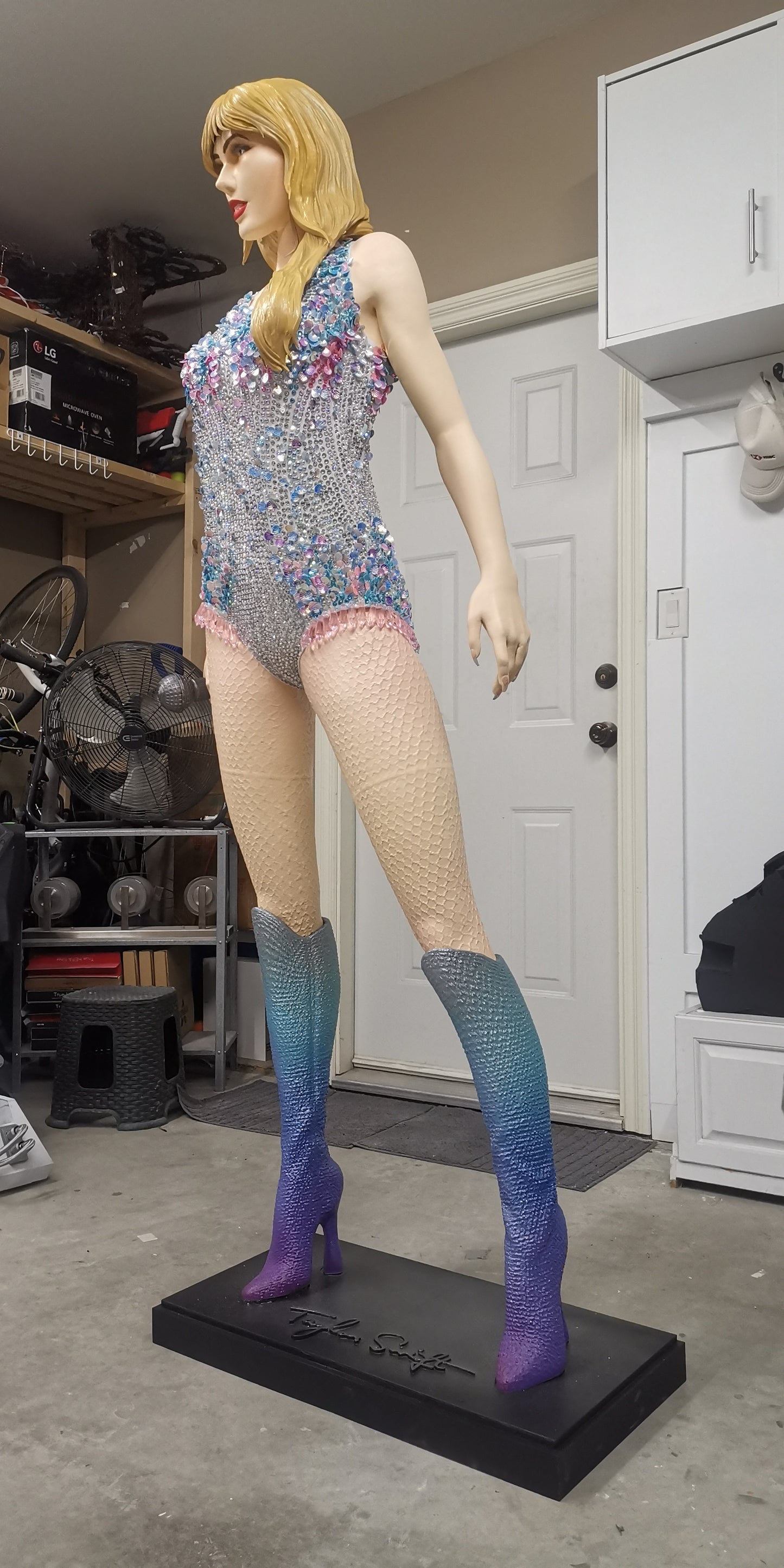 Swifties, this one’s for you!
Introducing our lifesize fan art statue of Taylor Swift – the ultimate tribute to the queen of pop!
