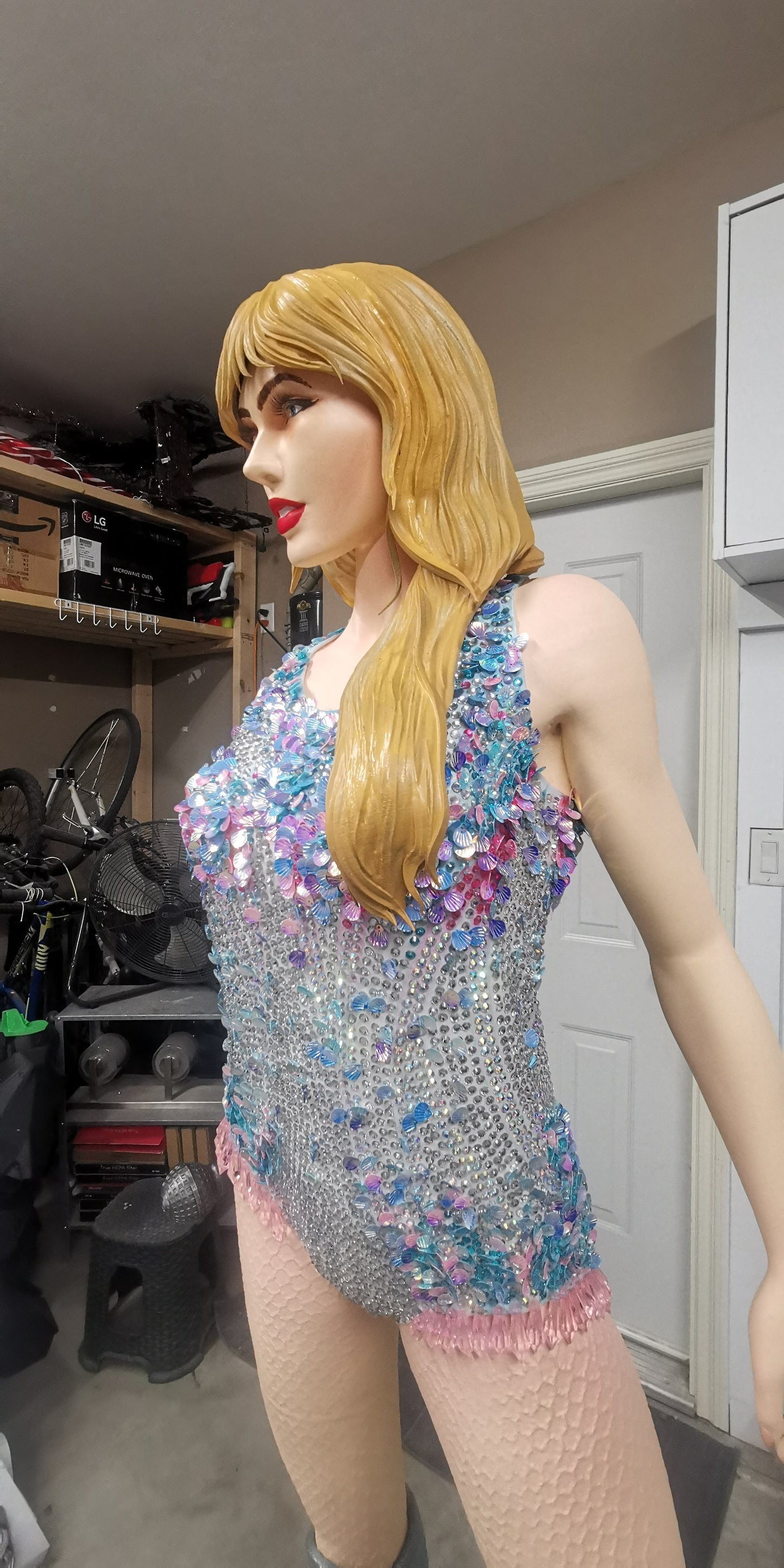 Swifties, this one’s for you!
Introducing our lifesize fan art statue of Taylor Swift – the ultimate tribute to the queen of pop!